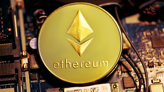 Ethereum Whales Control 43% Of Supply – What This Means For Retail Traders