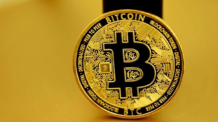 Breakout or Breakdown? BTC Hovers in Critical Zone
