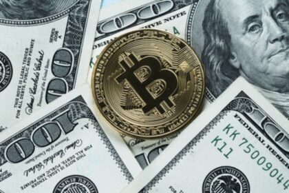 The dollar has been under pressure for 220 days; bitcoin benefits